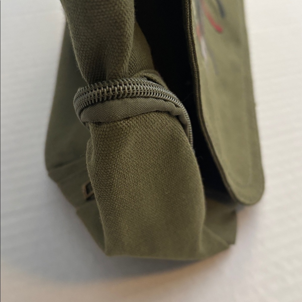 GREEN CANVAS MESSENGER BAG WITH CAT DETAIL ON FRONT FLAP 2 SNAP CLOSURES - Picture 5 of 15